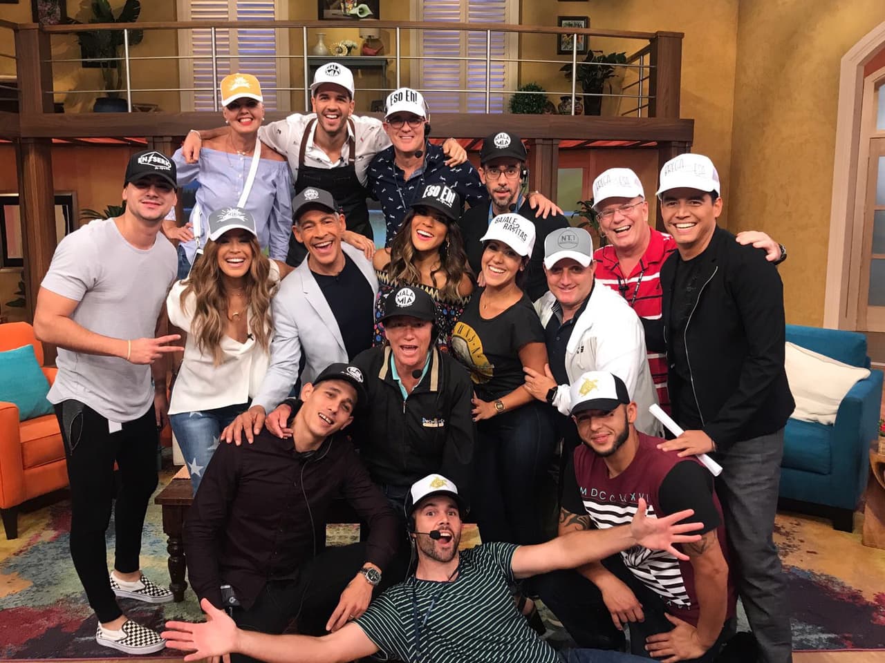 La familia completa contagiada por la fiebre de las gorras de NTJ Productions.