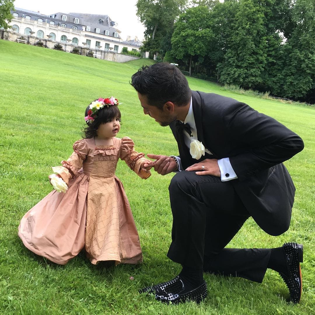 Toda majestad necesita un caballero y quién mejor que su padre. Luis Carlos Martínez le entrega su amor a Giulietta desde la primera vez que la sostuvo en sus brazos.