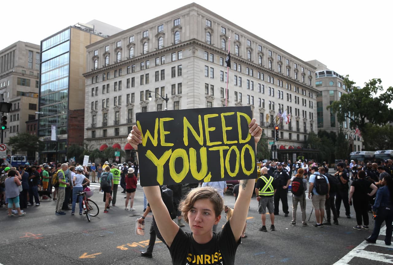 "Te necesitamos", otro de los carteles vistos en la capital. En un video transmitido a los asistentes a la ONU el papa Francisco dijo que el cambio climático era un "desafío de la civilización". Pidió honestidad, responsabilidad y coraje para enfrentar lo que llamó "uno de los fenómenos más serios y preocupantes de nuestro tiempo".