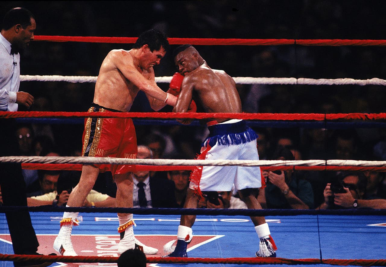 Julio César Chávez derrotó al estadounidense Meldrick Taylor en una de las pelas más intensas y polémicas, ya que el mexicano noqueó a su rival con 10 segundos restantes del round 12 y el réferi paró la contienda con un segundo en el asalto a pesar de que Taylor se levantó de la lona.