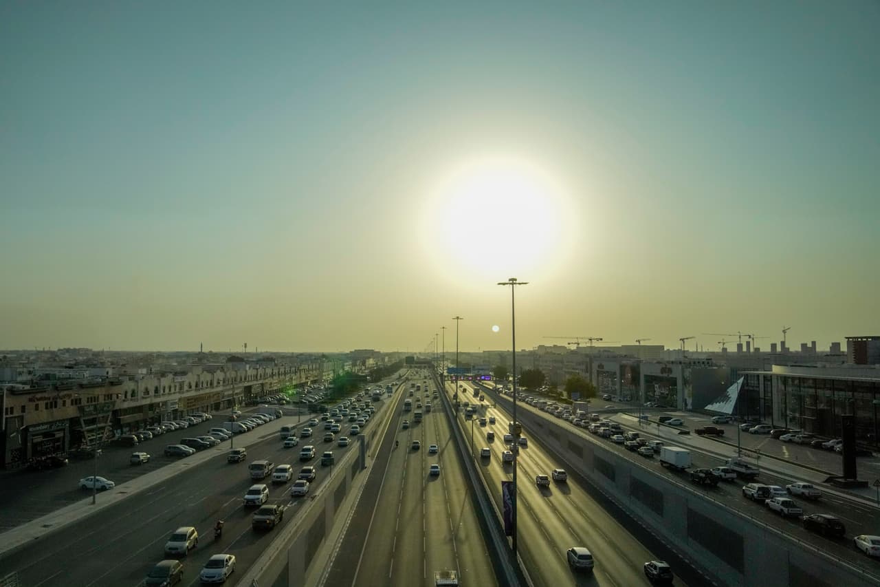 Un sol imponente sobre Doha, Catar, el 14 de noviembre de 2022.