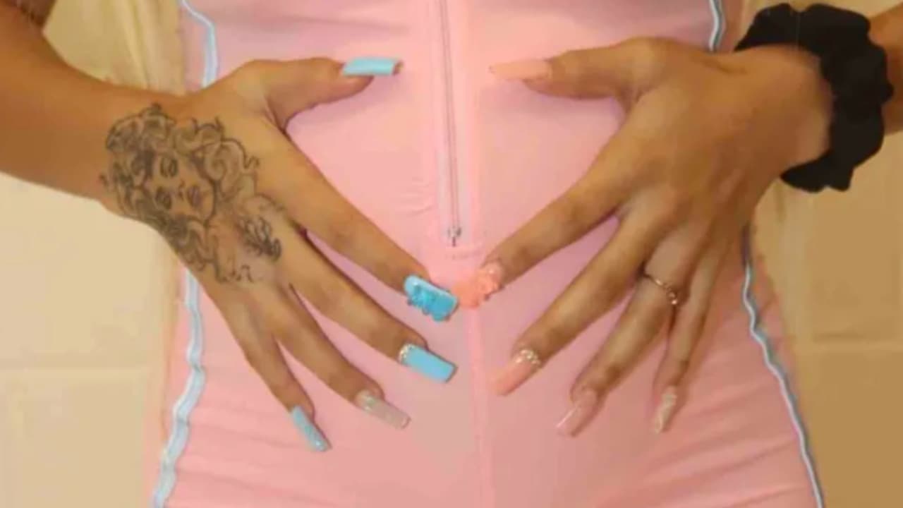 La incertidumbre rodea ahora al oficial, quien ha sido temporalmente separado de sus funciones mientras se lleva a cabo la investigación. 
<b>¿Qué consecuencias legales podría enfrentar si se demuestra su responsabilidad en el accidente? </b>"Si la persona no estaba en el turno de trabajo, sería responsable solo él. Pero si estaba trabajando y causó ese accidente, depende de las circunstancias. Si salió de sus responsabilidades y cometió el delito", comenta el abogado Javier Pérez en una entrevista para 
<i>Noticias 23</i>.