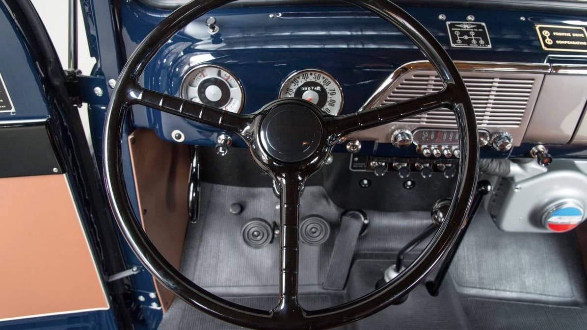 Como todos los vehículos de trabajo en la época, la Ford Ranger Marmon-Herrington contaba con 
<b>instrumentación simple pero muy completa</b>. La aguja de la temperatura del motor era primordial en aquellos días en que los recalentamientos eran de ocurrencia diaria.