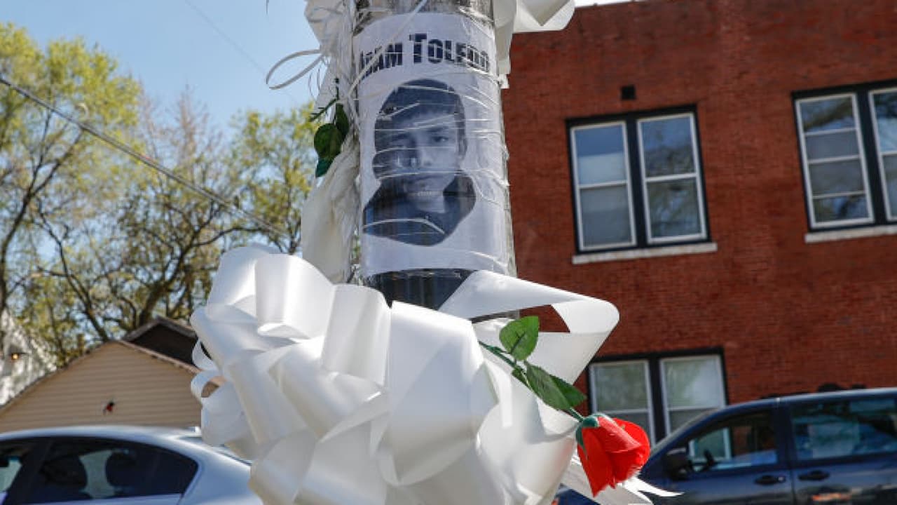 <b>7 de mayo de 2021</b>
<br>Se revelan los resultados de la autopsia practicada a Adam Toledo. El reporte confirma que perdió la vida a causa de un disparo en el pecho. Según se informa, habría perdido la vida 8 minutos después de haber sido herido.