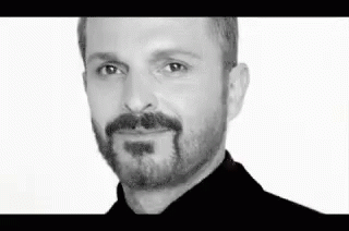 Y aunque no baila mucho, Miguel Bosé tiene movimientos únicos e irrepetibles a la hora de cantar, como el del cuello.
<br>