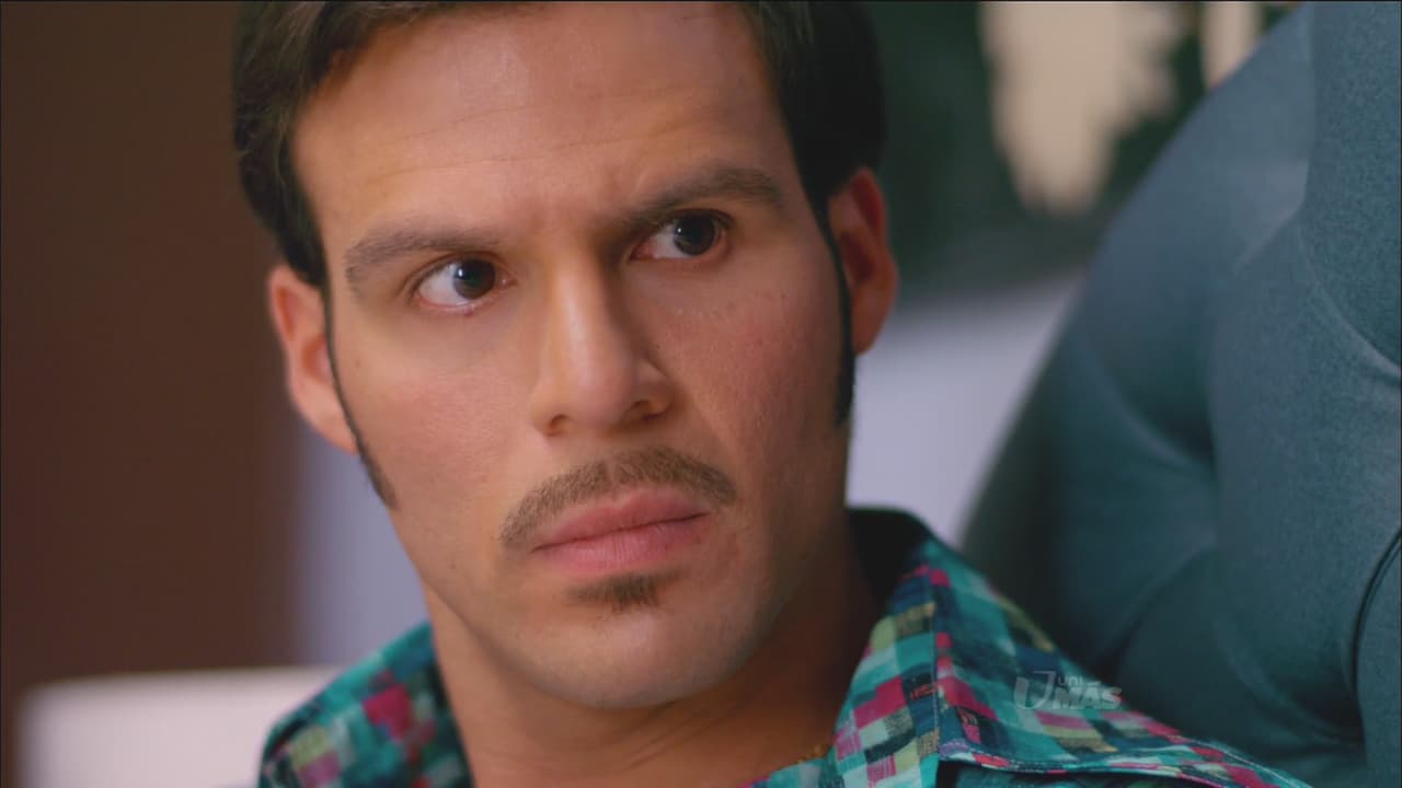 Efraín traicionó a su hermana Helena por Clarissa.