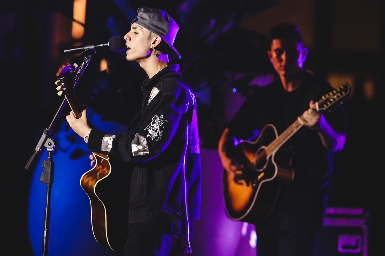 Con esa explosión de guitarras que ya se ha convertido en el sello de sus corridos tumbados, Cano interpretó un medley de sus éxitos ‘Amor tumbado’, ‘Soy el diablo’ y ‘Arriba’. 
<br>