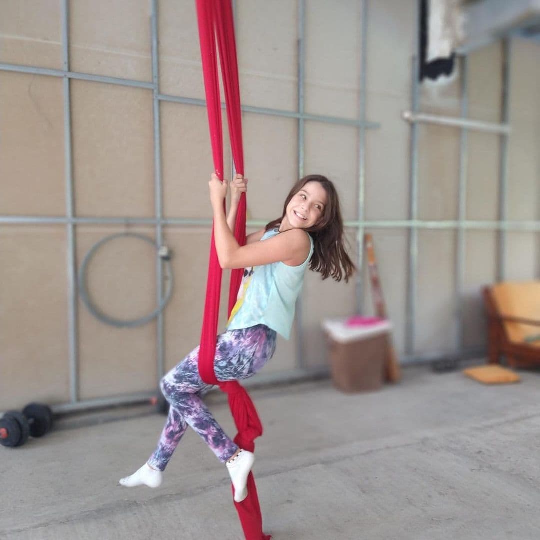 En la cuenta de Instagram de la hija de los actores se lee que la pequeña tiene intereses artísticos como sus padres. "Actriz, cantante, bailarina y modelo", dice la biografía de María Guarinos.