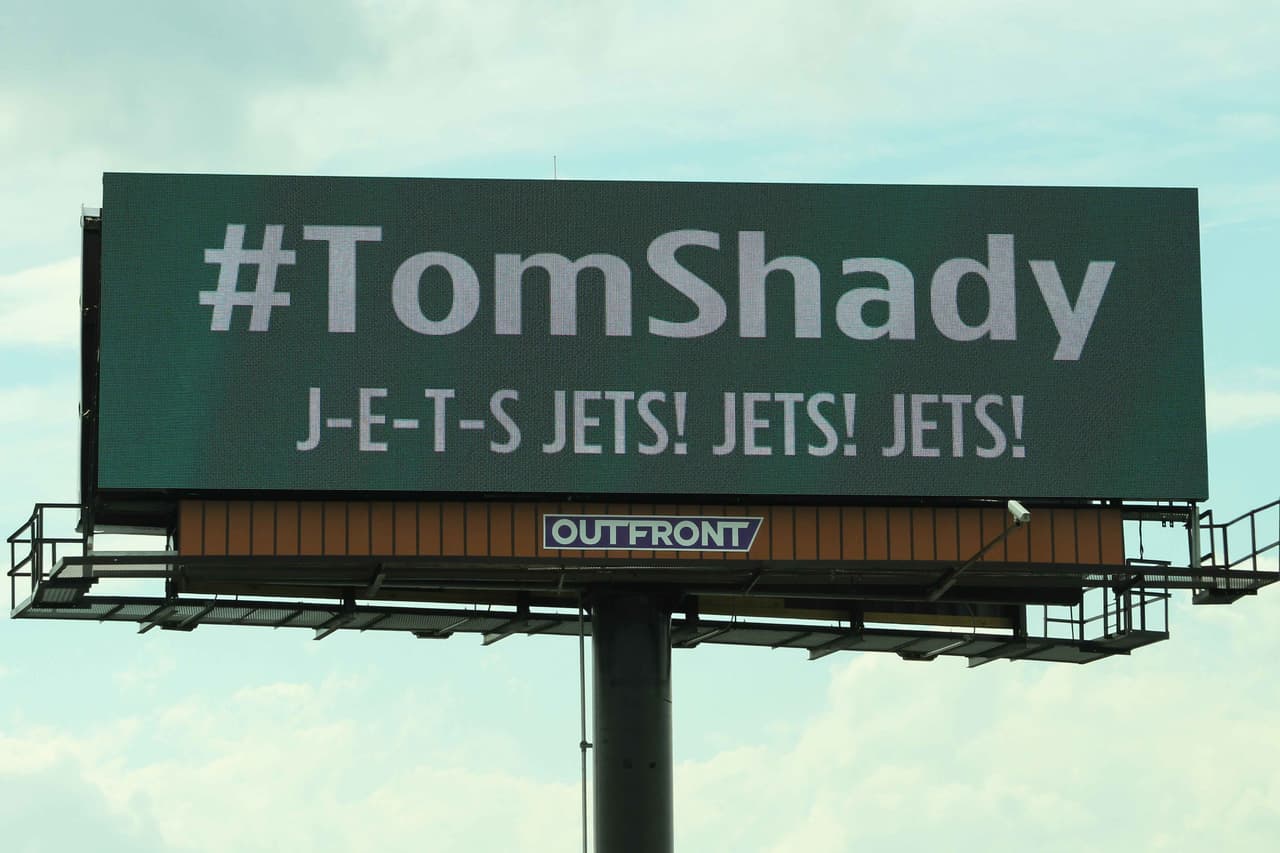 Avión con pancarta con mensaje de "tramposos" de fans de Jets a Patriots