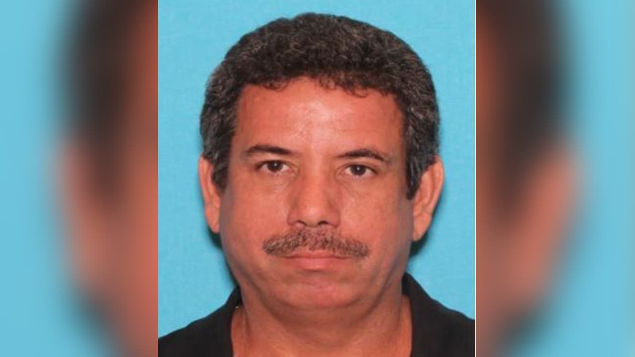 Miguel Mendez las autoridades lo buscan por indecencia contra un menor.