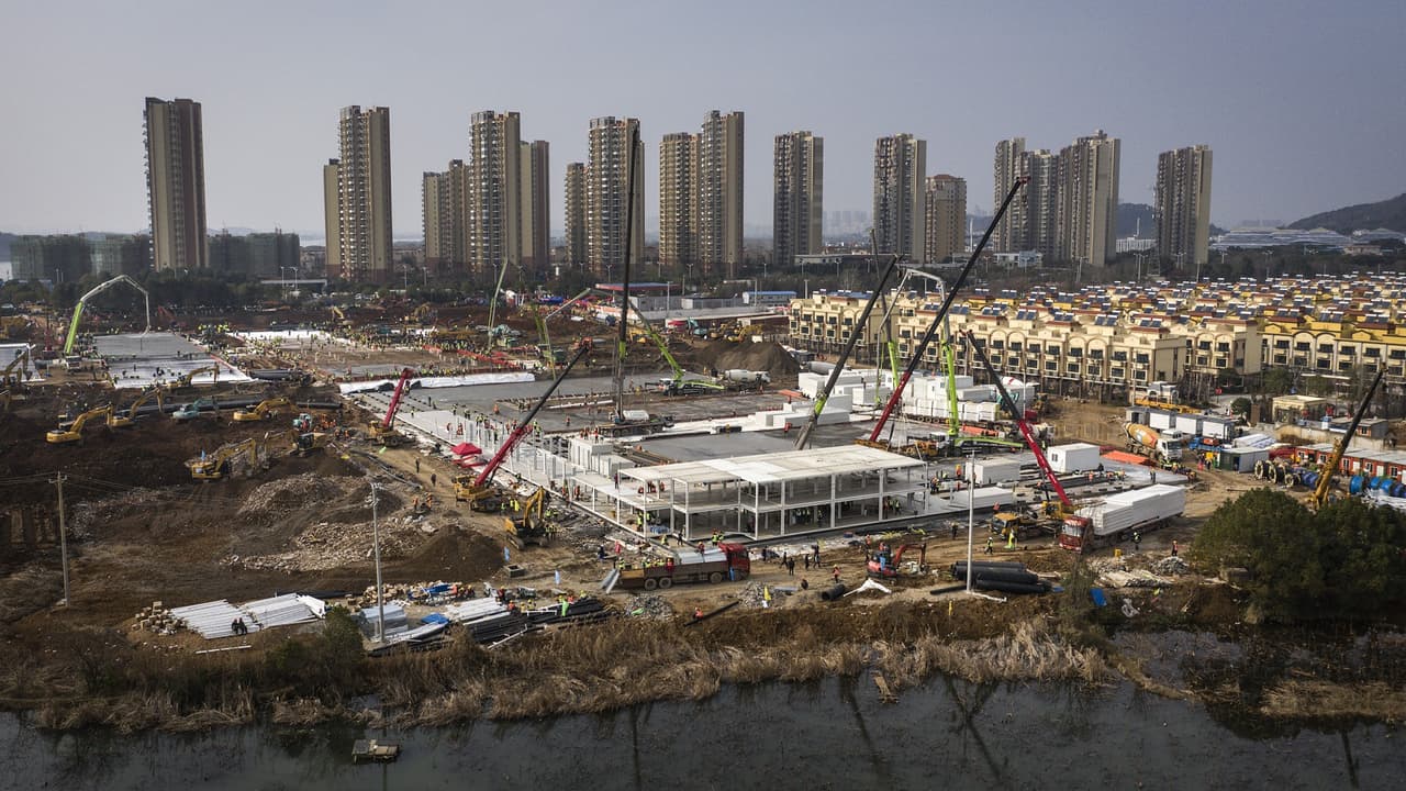 A toda velocidad, China construye hospital exclusivo para pacientes del coronavirus