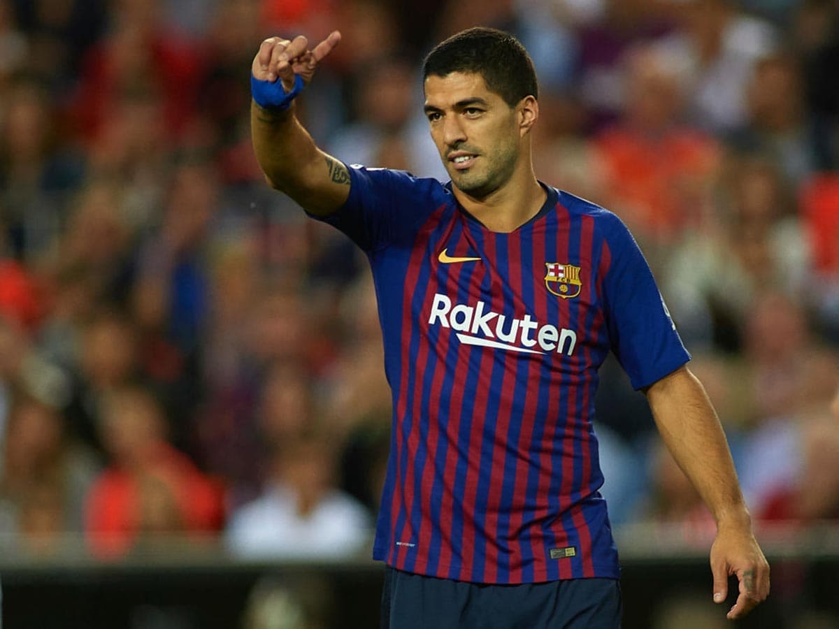 Luis Suárez reclama al juez de línea por una acción de gol anulada al Barcelona.