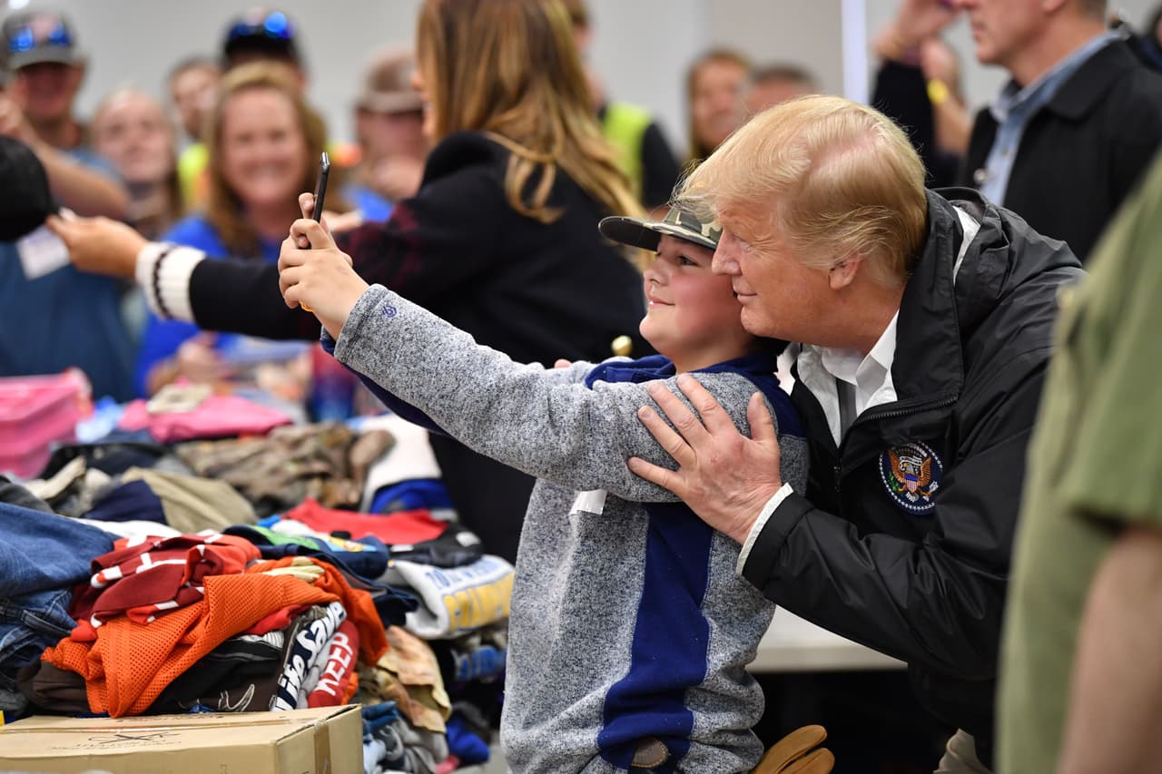 Trump se reunió en privado con más familiares de las víctimas dentro de la iglesia. Dijo que habló con una mujer que perdió a 10 seres queridos en la tragedia.
<br>