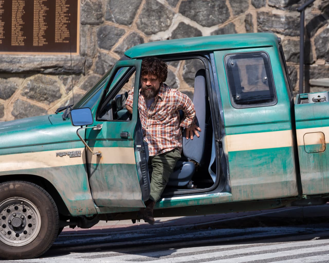 Para Peter Dinklage su estatura no es problema para manejar esta
<i> </i>
<b>Ford Ranger XLT </b>que, como podemos ver, ya tiene sus años, pero resulta igual de práctica y versatil para sus labores diarias.