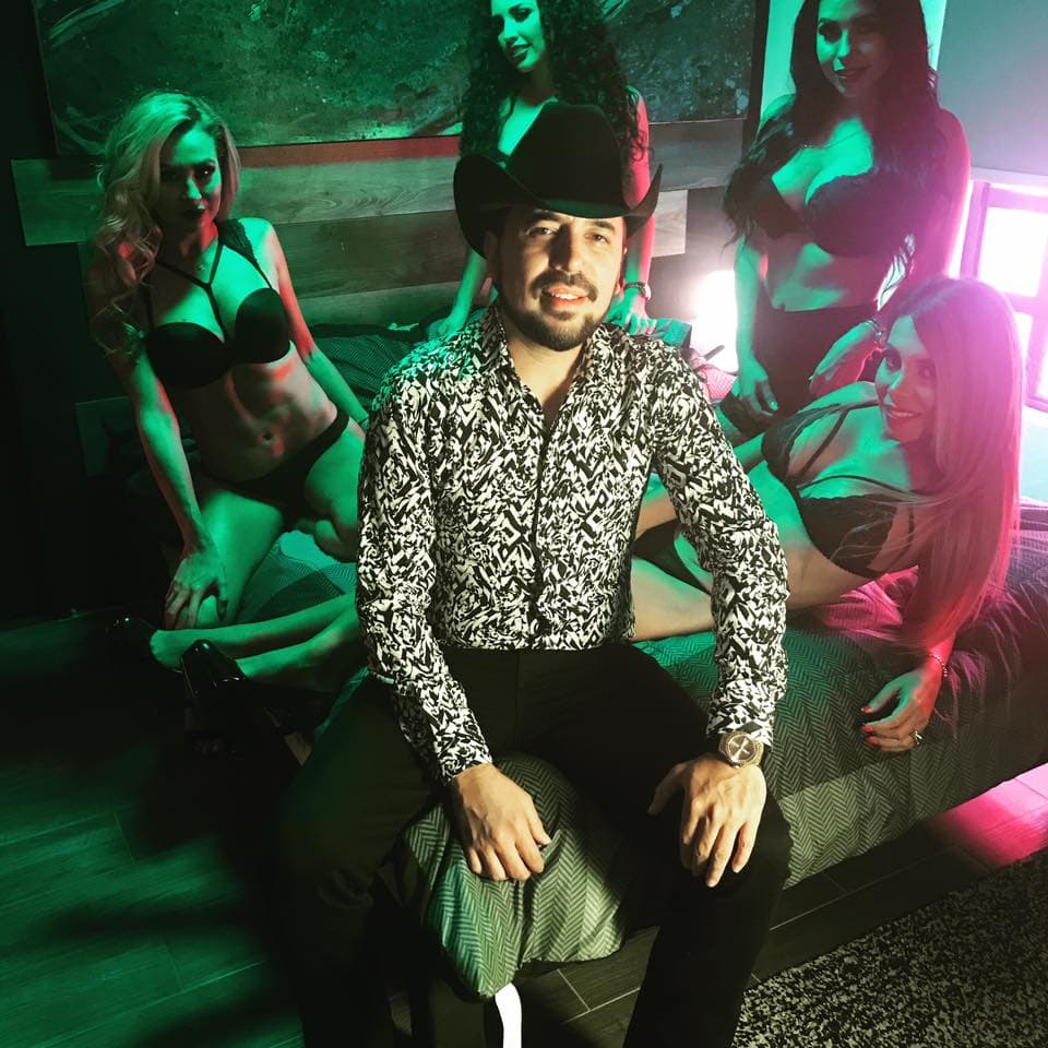 Fidel Rueda pide que estas cuatro modelos lo seduzcan en su nuevo video.