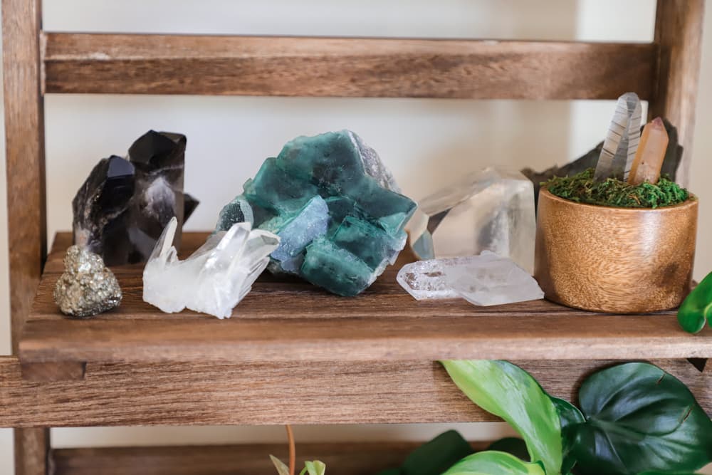 Contar con el cristal o cuarzo adecuado en tu vida puede ayudarte a sentirte más calmado, relajado, lleno de energía, valor, coraje, libre de malas energías y toxicidad a tu alrededor y estar en contacto contigo mismo, con tu poder interior, con tus chakras alineados.