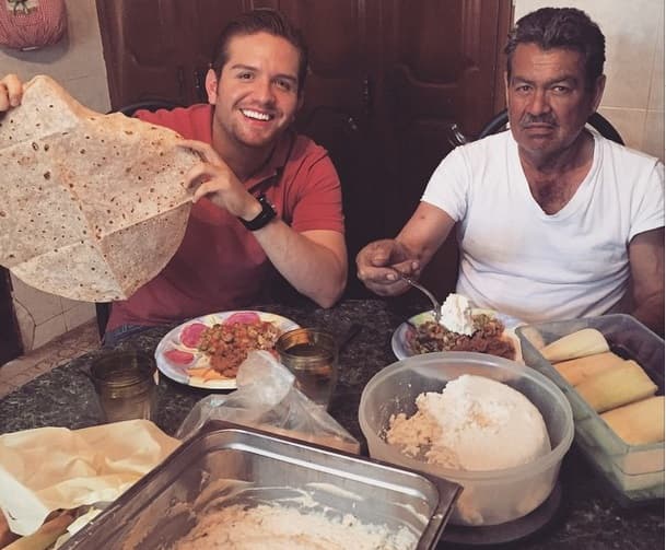 Hasta aprovechó para estar un rato en compañía de su familia cocinando tamales.
