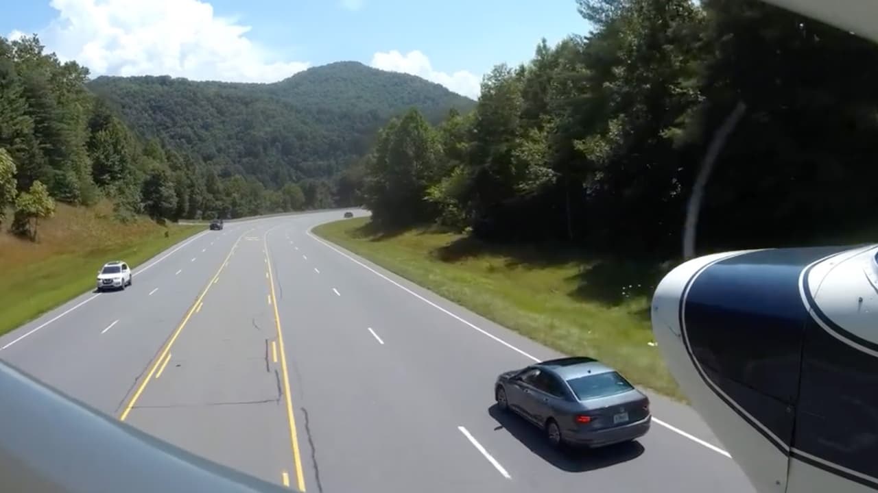 Video capta el aterrizaje de emergencia de una avioneta en una autopista de Carolina del Norte