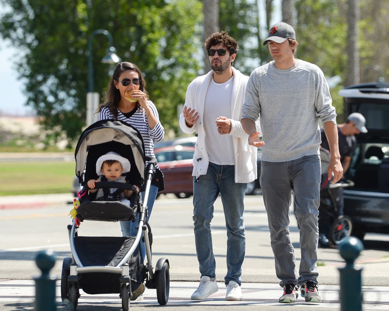 Ashton Kutcher y Mila Kunis son unos papitos muy orgullosos.