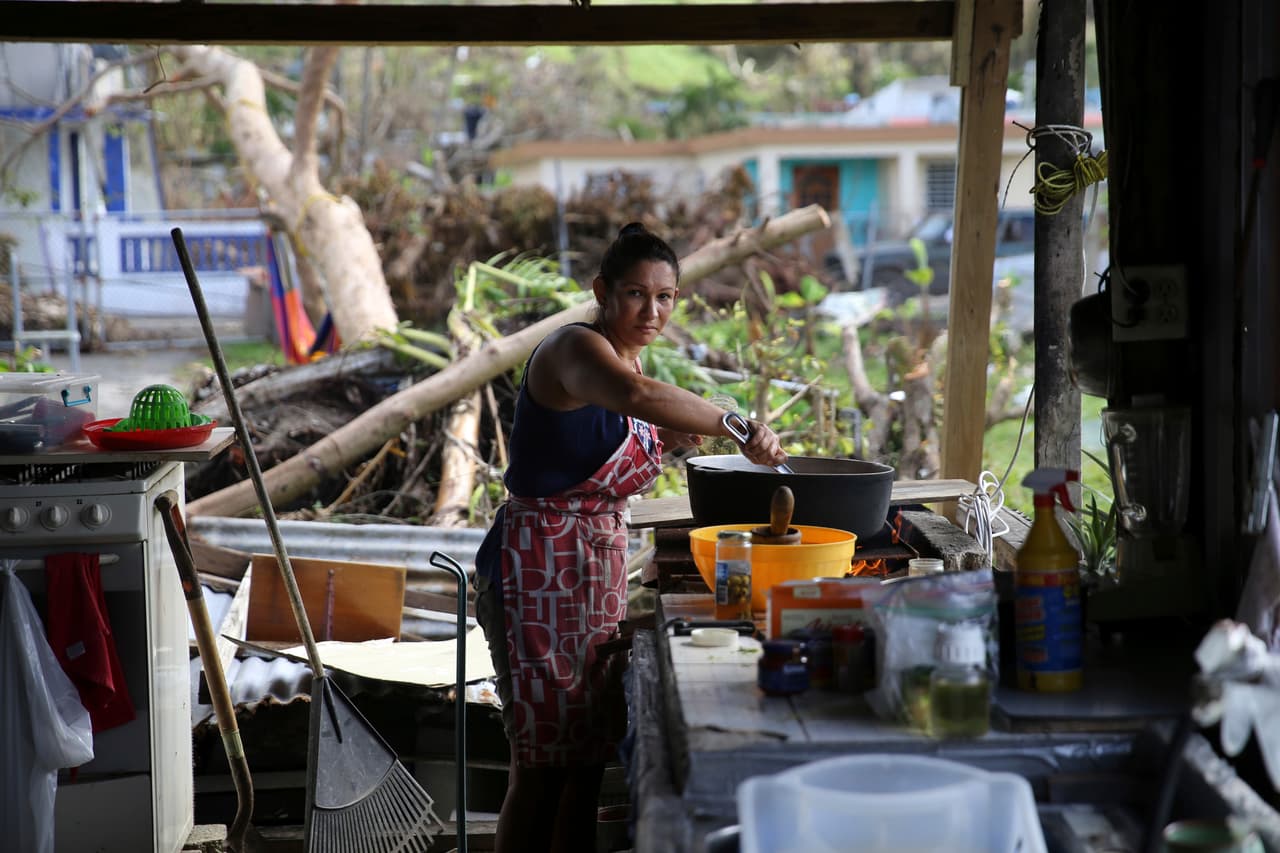 Margarita Burgos posa para un retrato mientras cocina afuera sobre un fuego de leña, debido a la falta de electricidad, después del huracán María en Yabucoa, Puerto Rico.