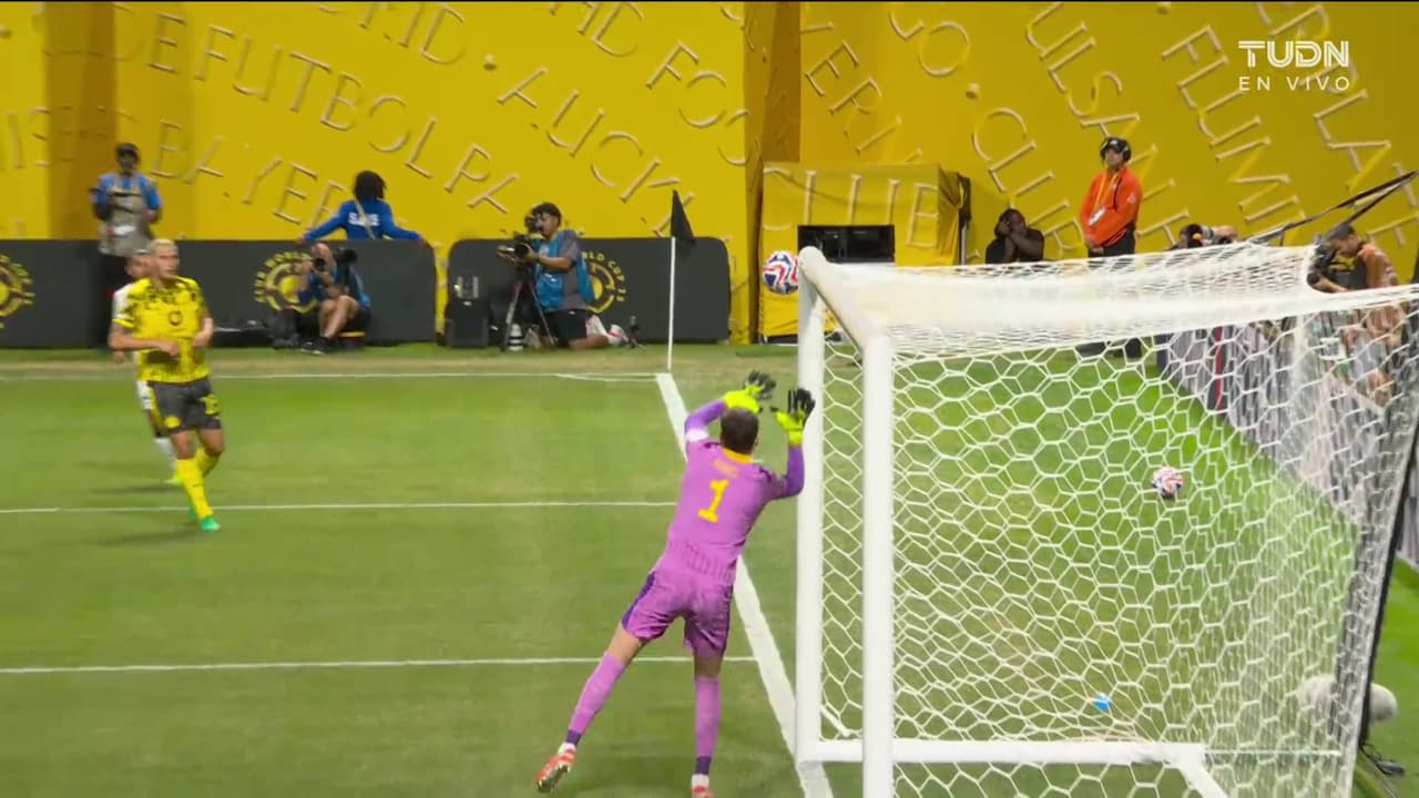 ¡Se salva el Borussia! Tecatito la estrella su disparo en el poste