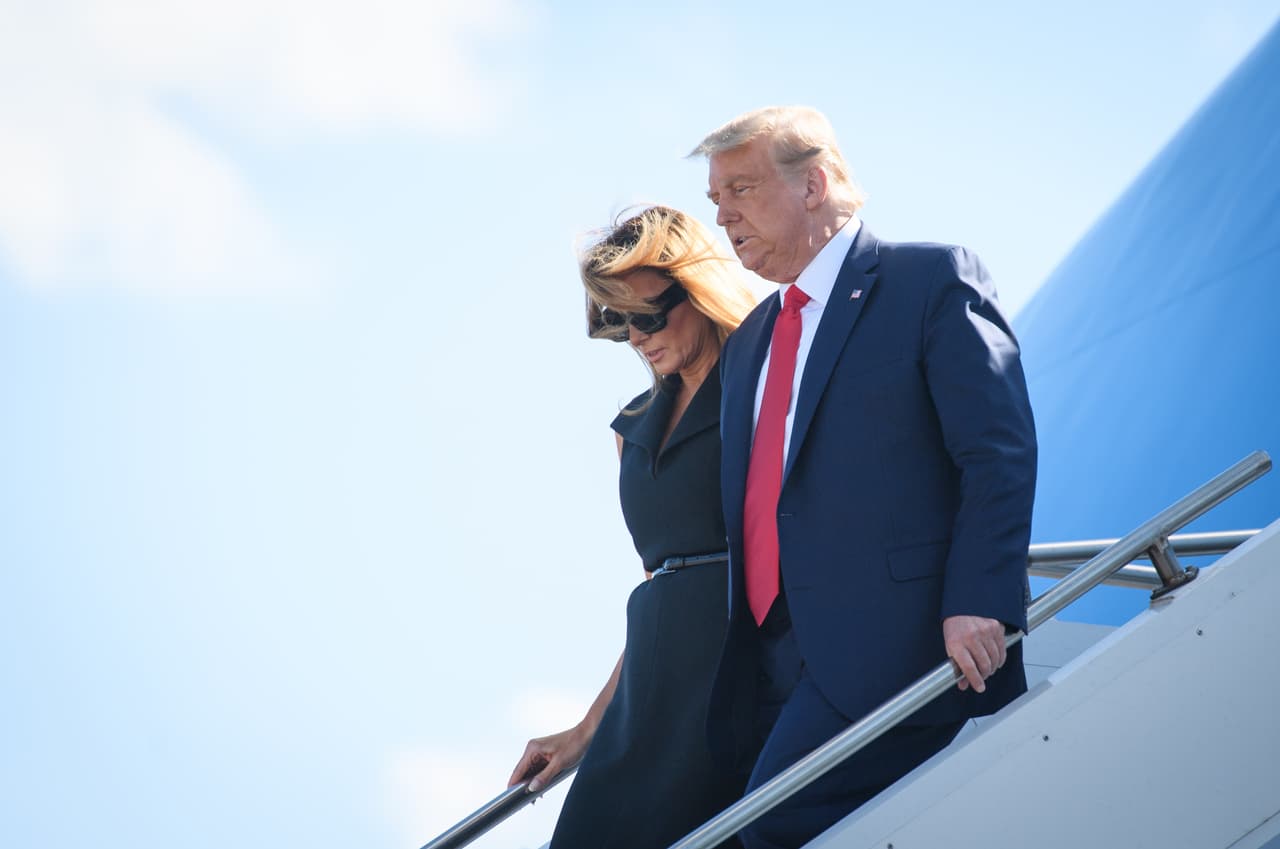 El presidente Donald Trump y la primera dama, Melania Trump, en el aeropuerto de Nashville, Tennessee, el 22 de octubre de 2020.
