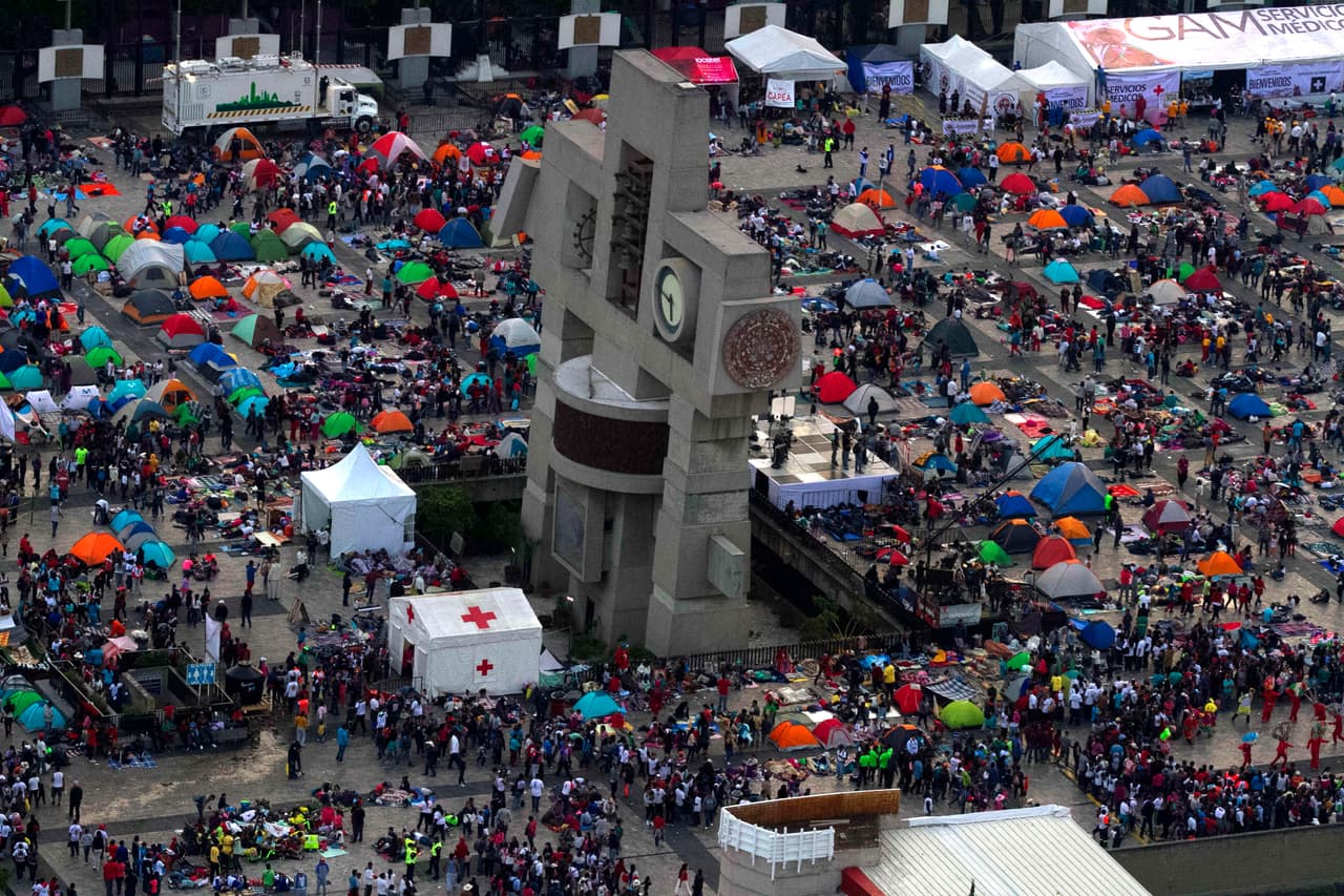 Alrededor del campanario de la Basílica, decenas de personas acampan en el suelo.