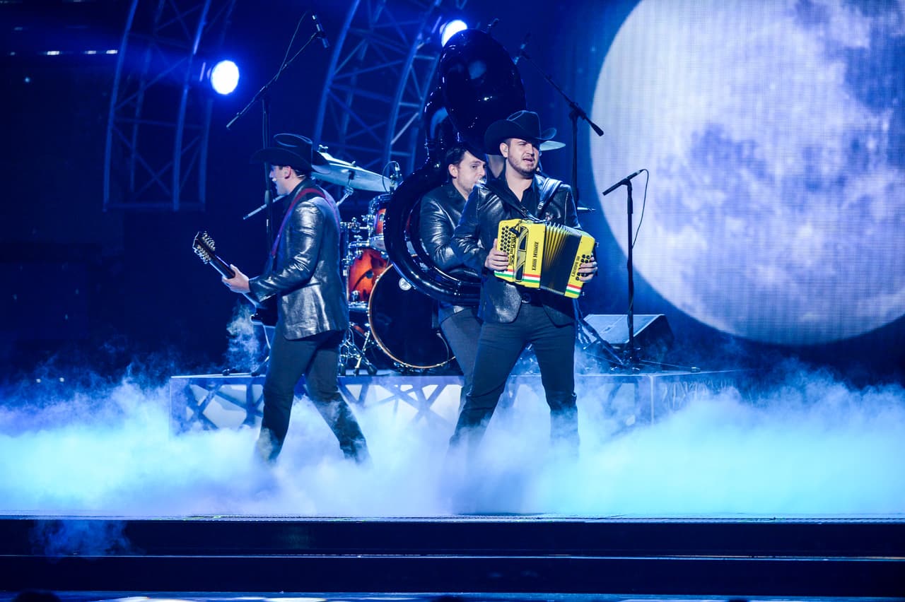Calibre 50 calentó el escenario en Premio Lo Nuestro