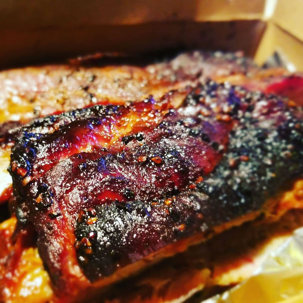 <b>Mike's BBQ</b>
<br>Dirección: 1703 S 11th St Philadelphia, PA 19148
<br>Teléfono: (267) 831-2040
<br>Sitio web: 
<a href="https://www.mikesbbqphilly.com">https://www.mikesbbqphilly.com</a> 
<br>
<b><a href="https://www.yelp.com/map/mikes-bbq-philadelphia-2">Cómo llegar</a></b>
<br>
<br>Una usuaria de Yelp dijo: “Soy una texana que actualmente vive aquí en Filadelfia, y déjame decirte... sin duda, esta es la mejor barbeque en el área de Filadelfia, por mucho”.