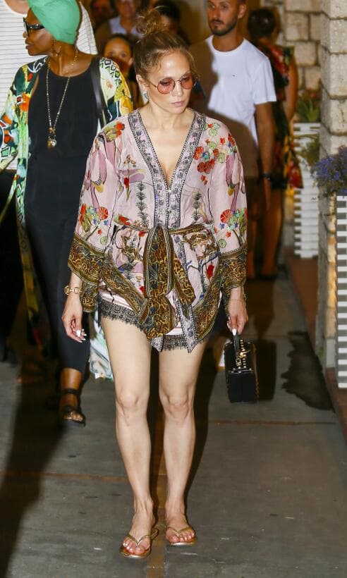 Para esta salida, la intérprete, actriz y empresaria optó por un look veraniego, con shorts, kimono y sandalias. Además, recogió su cabello en un chongo alto.
<br>