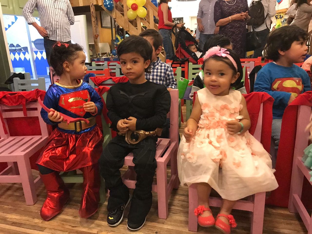 A la mitad de la fiesta Emmanuel cambió su atuendo por el de otro superhéroe, personificando a Batman. Algunos de sus pequeños invitados también iban disfrazados.