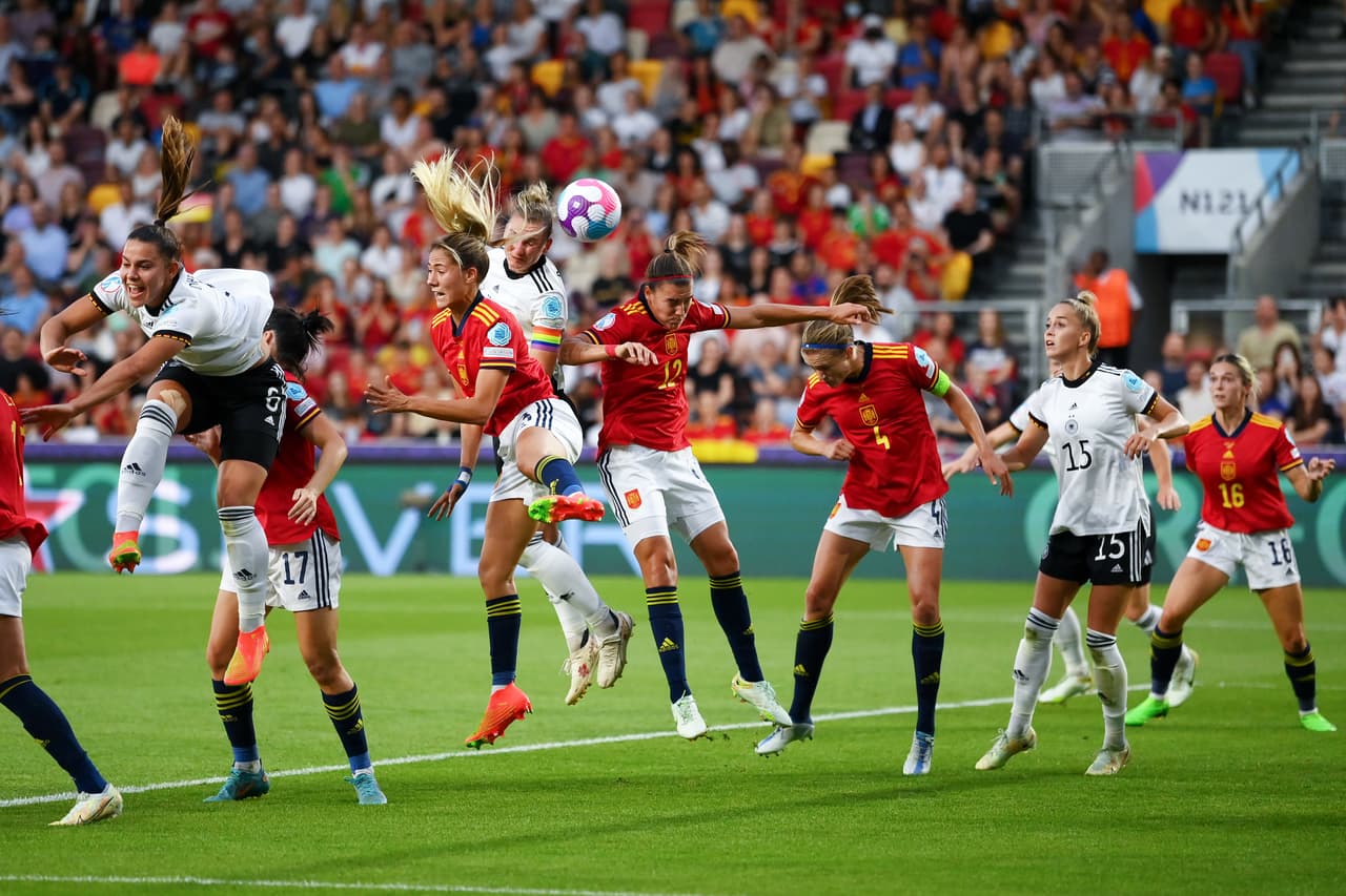 Alexandra Popp cabeceó con fuerza para aumentar la ventaja germana.