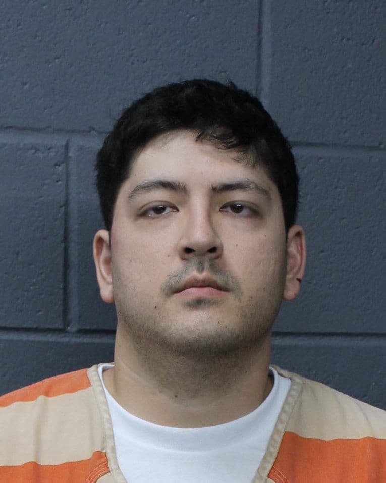 <b>Michael Kinse</b>r, de 29 años, de Lilburn, acusado de delito informático: solicitud ilegal, tentación o seducción de un menor, incumplimiento del dispositivo de control de tráfico y huida o intento de eludir.
<br>
<br>En 2014, fue condenado en Florida por viajar para reunirse con un menor para cometer un delito sexual ilegal, utilizar una computadora para solicitar o atraer a un niño para que participara en una conducta sexual y enviar información dañina a un menor. Se le exigió que se registrara como delincuente sexual en Florida.