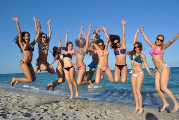 Las chicas de Nuestra Belleza Latina se escaparon a la playa y deleitaron a los caballeros con sus espectaculares curvas latinas.