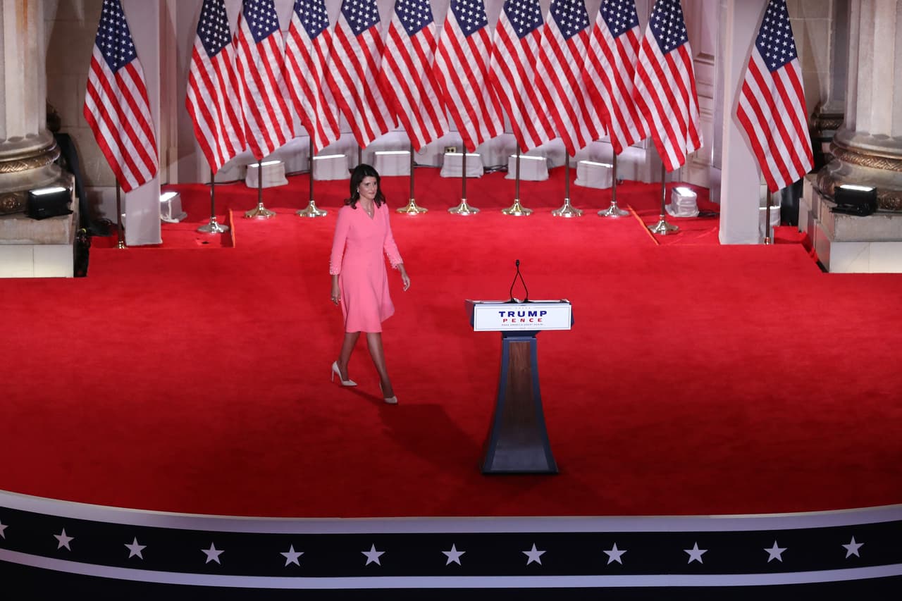 Nikki Haley, exembajadora ante la ONU, halagó a Trump por haber movido la embajada estadounidense a Jerusalén, por renunciar al acuerdo nuclear con Irán e imponer sanciones sobre Corea del Norte. "Este presidente tiene una trayectoria de fuerza y éxito. El ex vicepresidente tiene una trayectoria de debilidad y fracaso", agregó.