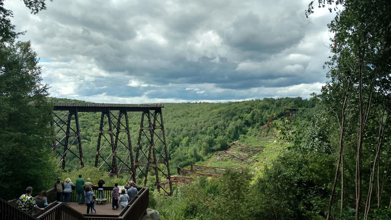 <b><a href="https://www.dcnr.pa.gov/StateParks/FindAPark/KinzuaBridgeStatePark" target="_blank">Kinzua Bridge State Park</a></b>. Kinzua Bridge State Park presenta el Skywalk que ofrece vistas de cerca del viaducto y amplias vistas del valle de Kinzua Creek.