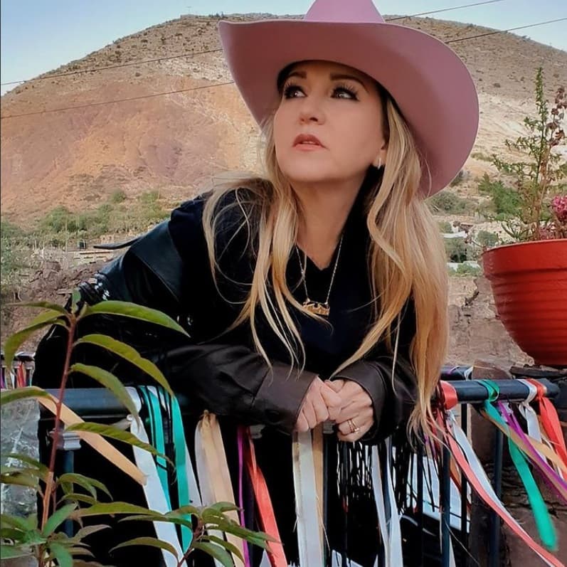 La cantante originaria de Monterrey, Nuevo León,
<a href="https://www.univision.com/famosos/melenie-carmona-no-sabe-que-darle-a-alicia-villarreal-en-su-cumpleanos-50-porque-la-mujer-ya-lo-tiene-todo-video">cumplió 50 años el pasado mes de agosto </a>y parece que los años no pasan en ella.