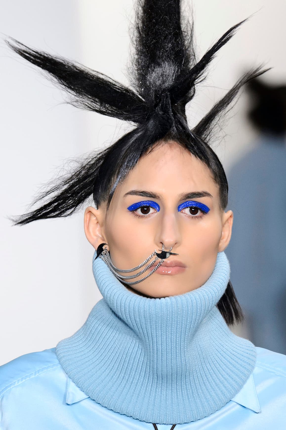 Una sombra azul rey aplicada con un trazo gráfico es la protagonista del maquillaje de 
<a href="http://www.vogue.com/fashion-shows/fall-2016-ready-to-wear/gypsy-sport">Gypsy Sport</a>. Para lograr este peinado rebelde necesitarás un 
<a href="http://www.ulta.com/bed-head-hard-head-hairspray?productId=xlsImpprod4750007">spray de máxima fijación</a>. El 
<i>piercing</i> de nariz con cadenas y una chamarra de piel negra son perfectos para conseguir una excelente caracterización que remita al 
<i>punk</i> surgido en los años 70 en el Reino Unido.
<br>