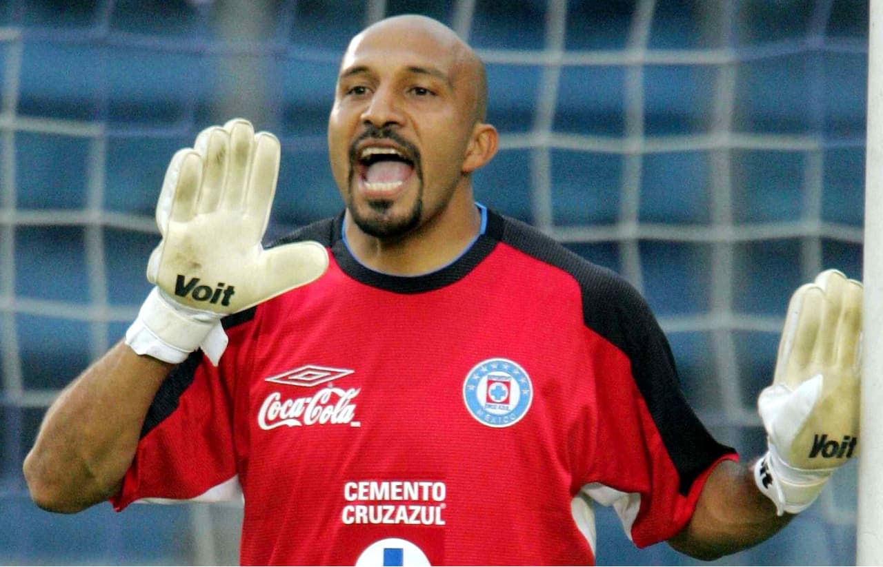 Y en 2008, sucedió lo que muy pocos se imaginaron: Óscar Pérez dejó de vestir los colores del equipo celeste.