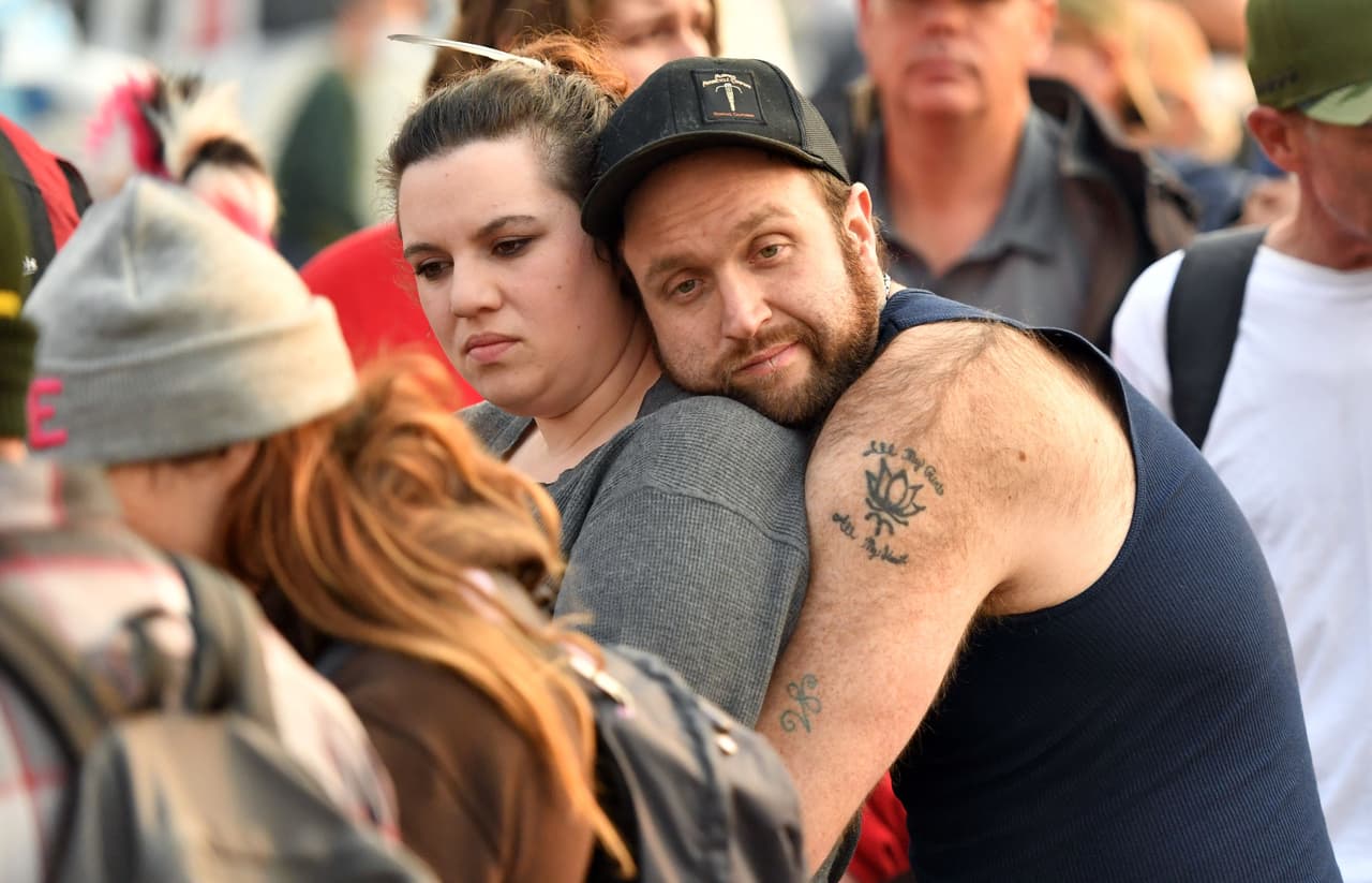 Los evacuados Jenny Merritt y Austin Wadman perdieron su hogar por el fuego y en el campamento de Chico recibieron un teléfono celular gratis. El Camp Fire es considerado el incendio más letal del último siglo en EEUU y la lista de desaparecidos por la catástrofe es de alrededor de un millar de personas.