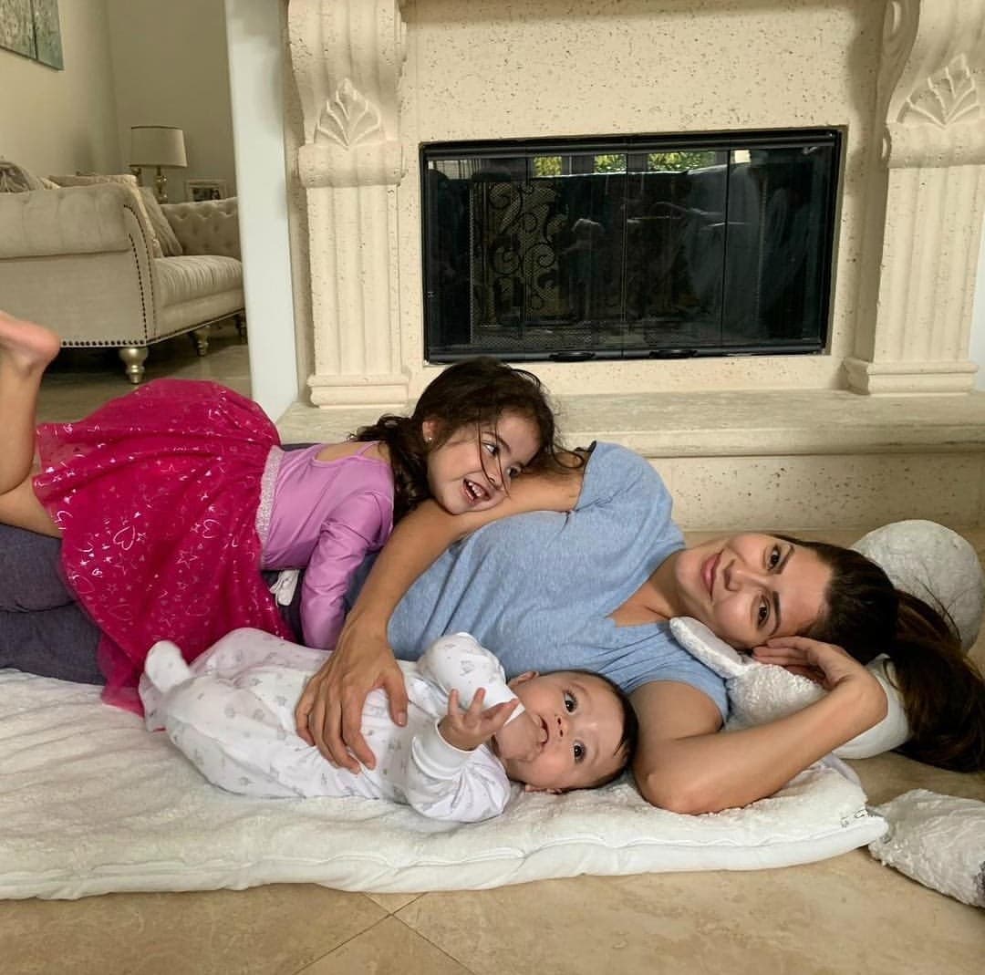 Hace cuatro años, la conductora mexicana se convirtió en madre y lucha todos los días para entregarles lo mejor a Giulietta y a ‘Baby Gael’. Aunque en varias ocasiones sus pilas ya están en el nivel más bajo, sigue consintiéndolos.