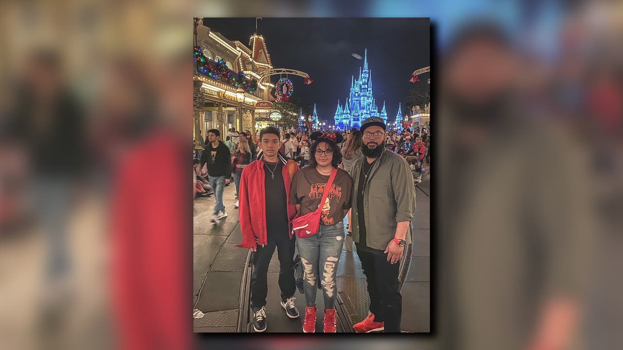 La policía está buscando la camioneta U-Haul, que se cree que tiene la etiqueta de Arizona AJ38446.