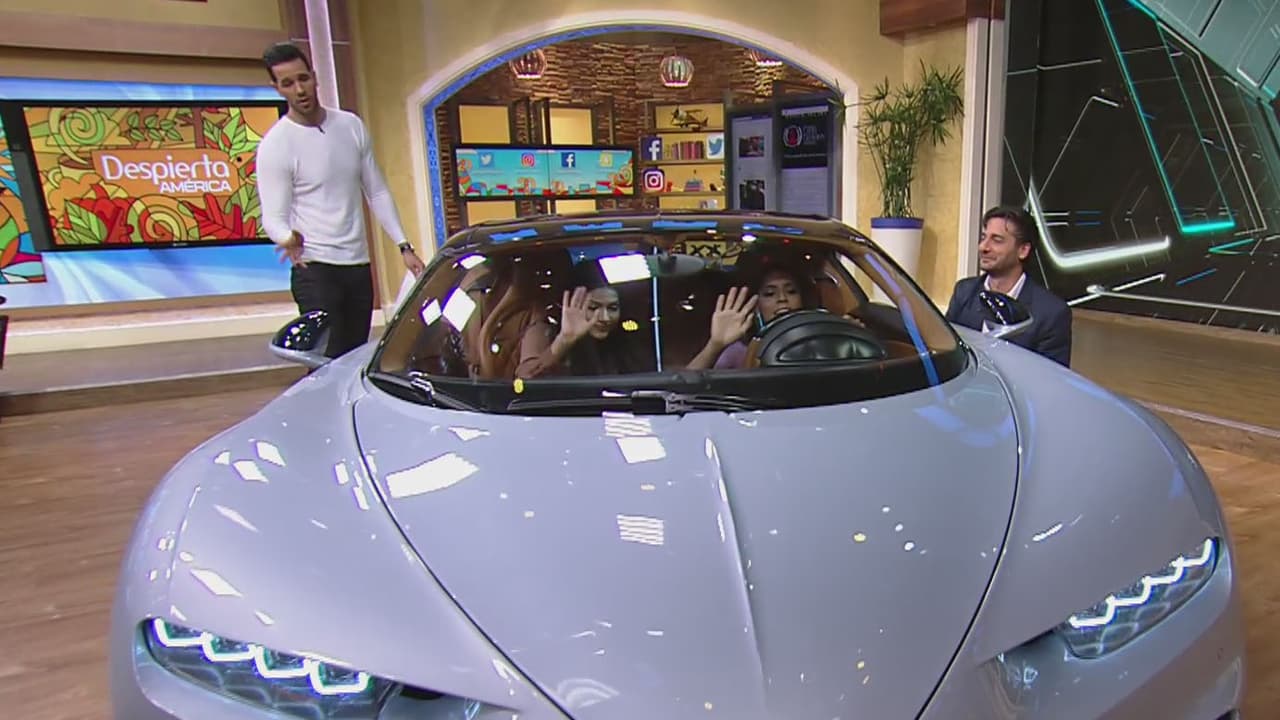 Ana y Francisca querían conducir desde aquí el resto del programa, parece que estaban muy cómodas en este auto de millones de dólares.
