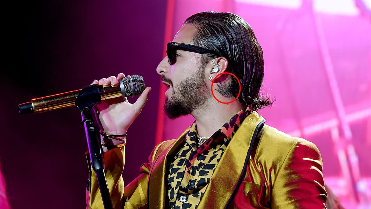 <b>Maluma</b>: el ‘Pretty Boy’ del reggaetón lleva una corona en el cuello. Además, el artista colombiano también tiene un brazo totalmente tatuado y otros diseños en distintas partes del cuerpo.
<br>