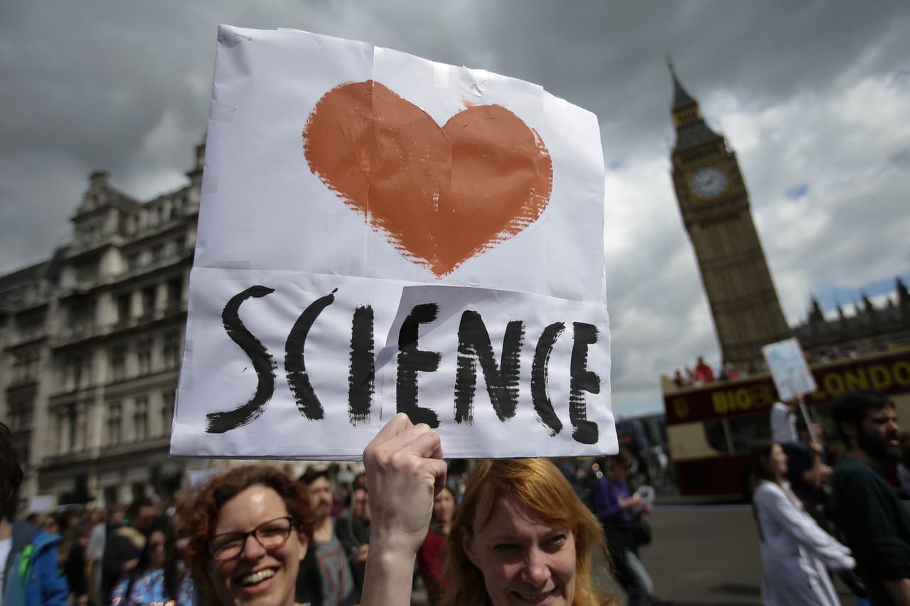 <b>Londres, Reino Unido. </b>Un manifestante sostiene un cartel en apoyo a la ciencia durante la marcha por el día de la tierra celebrada en Westminster. 22 de abril de 2017.