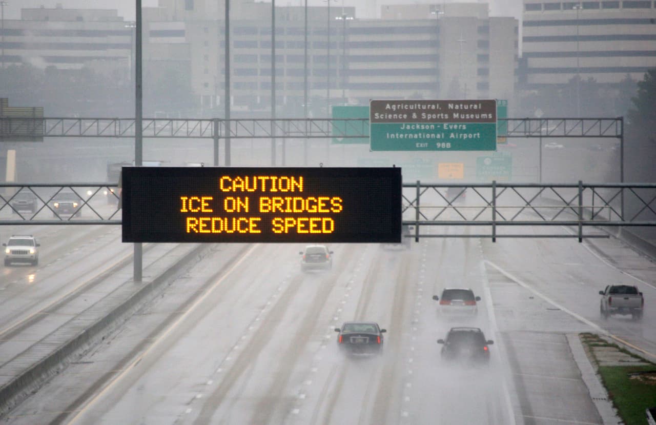 <b>Puesto 20. Interestatal 55 (I-55). 25.8 muertes por cada 100 millas.</b> Esta vía tiene una longitud de 964 millas entre Mississippi, Tennessee, Arkansas, Missouri e Illinois, y entre 2011 y 2015 tuvo 964 accidentes con víctimas fatales. El estudio en que se basa este ranking fue 
<a href="https://www.valuepenguin.com/most-dangerous-roads-america"><u>realizado por la aseguradora</u></a> Value Penguin, que analizó las estadísticas de accidentes entre 2011 y 2015 de la 
<a href="https://www.nhtsa.gov/"><u>Administración Nacional de Seguridad de Tráfico y Carreteras</u></a>.