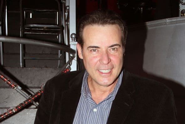 No podemos olvidar la gran actuación de César Évora como el "Padre Juan de la Cruz Velarde".