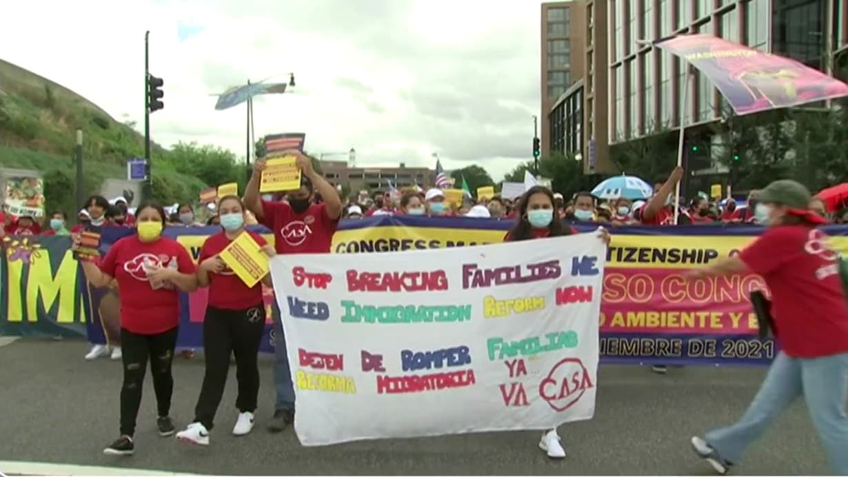 “Siguen negociando con la vida de inmigrantes”: activistas aumentan presión a favor de una reforma migratoria