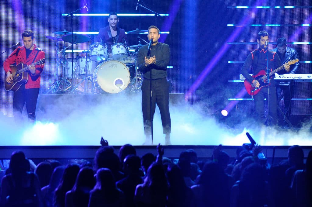 En 2011, el cantante se presentó junto a sus compañeros de grupo, pero estaba evidentemente pasado de copas. No solo se notaba en sus notas, sino también en su modo de hablar con la lengua enredada.