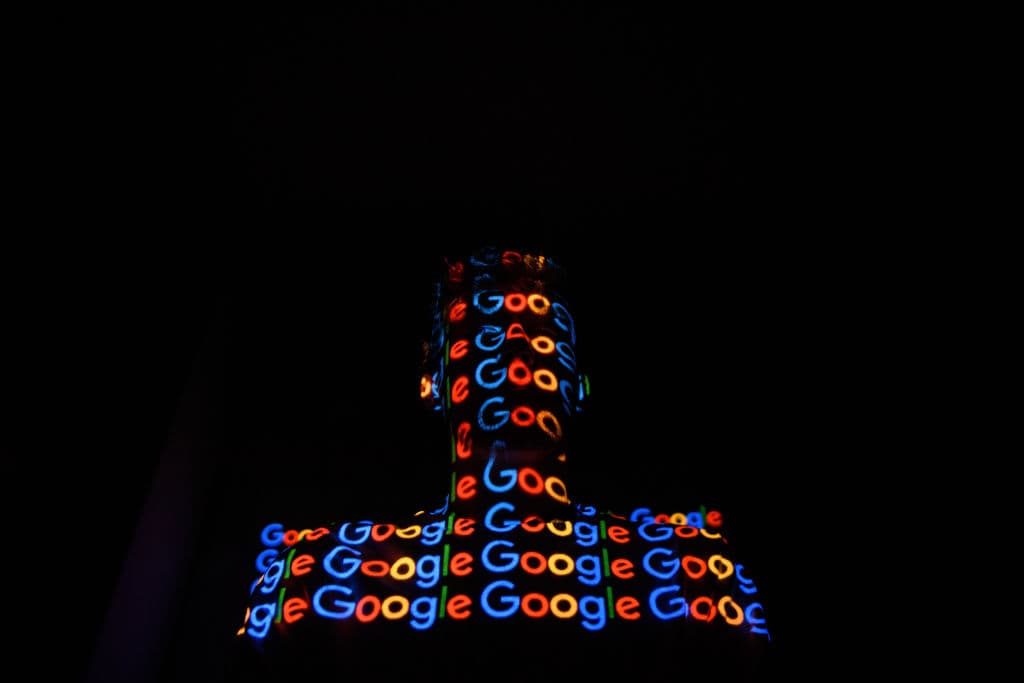 Desde el inicio de la pandemia, los milmillonarios 
<b>han aumentado su fortuna en 5 billones de dólares, más que en los últimos 14 años.</b> Se trata del mayor incremento de la riqueza de los milmillonarios desde que se tienen registros, indica Oxfam. En esa lista está 
<a href="https://www.univision.com/noticias/dinero/multimillonarios-ricos-mundo-musk-bezos-gates-amazon-tesla-spacex-bloomberg-fotos">Larry Page, cofundador del gigante tecnológico Google. </a>